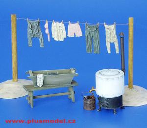 Plus Model Field Laundry